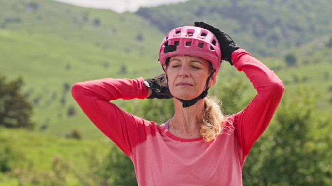 女山地自行车手在户外戴上头盔