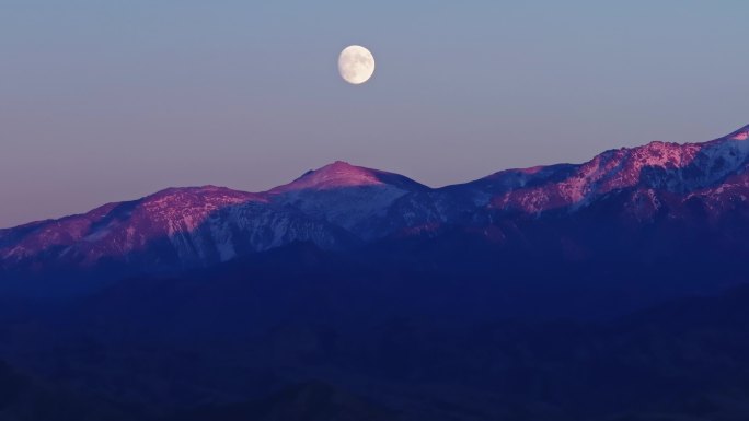 月亮下的博格达峰