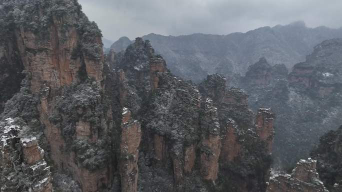 张家界森林公园雪景4k航拍