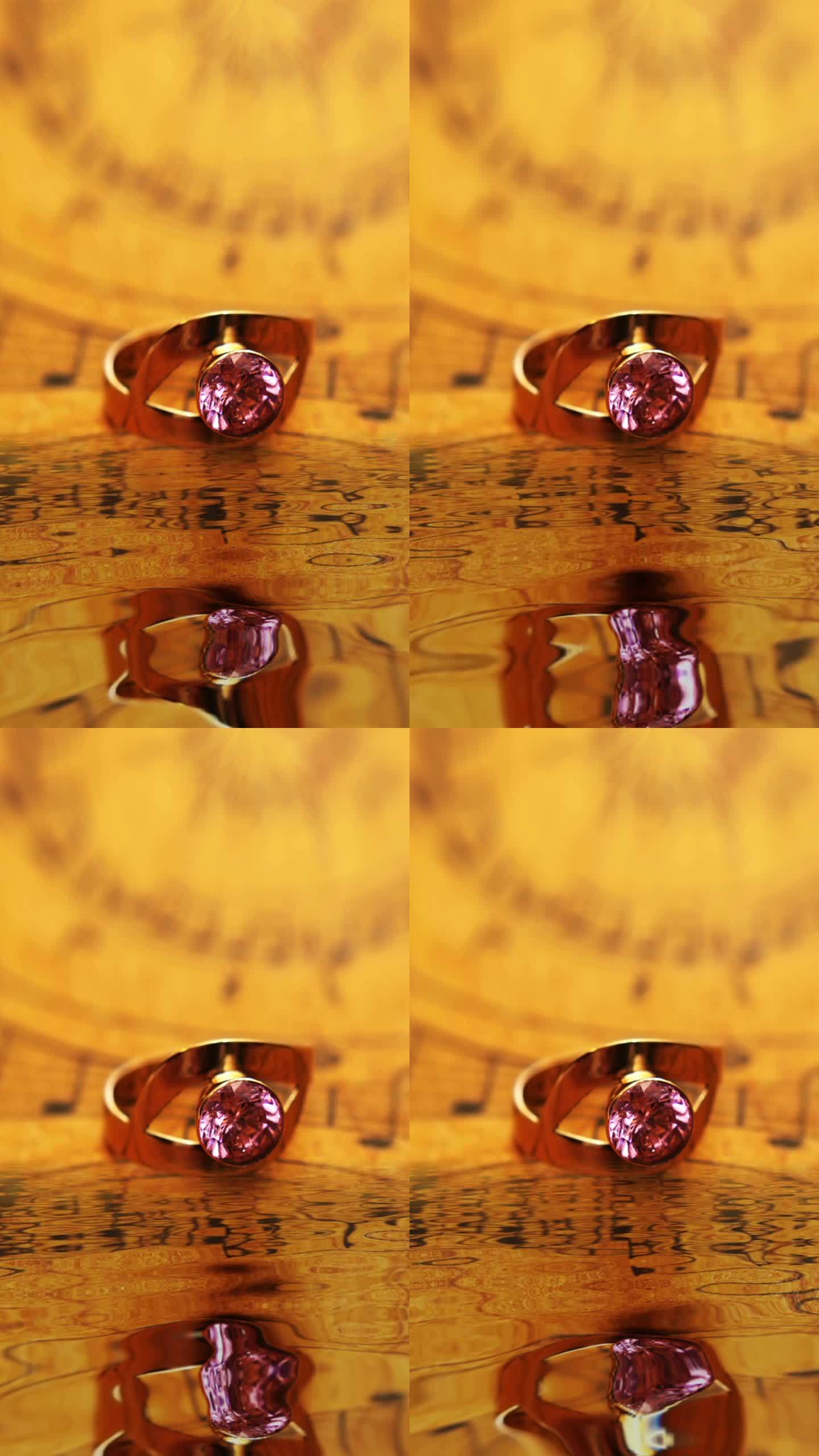金戒指在乐谱上反射在水中垂直视频