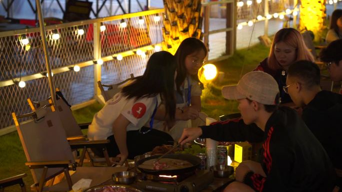 营地 篝火晚会 露营 夜晚 烤肉 大学生