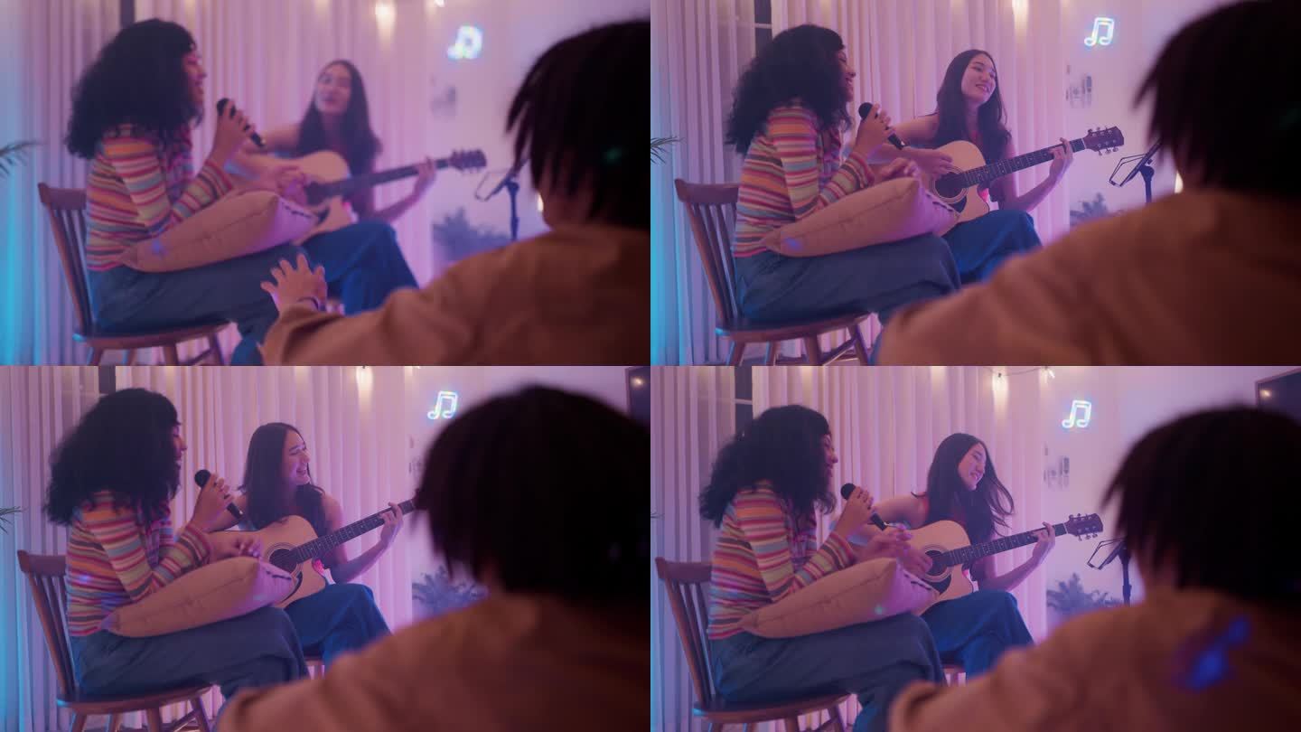 十几岁的女孩在家里的客厅里和多民族的朋友一起弹吉他，开心地唱歌。