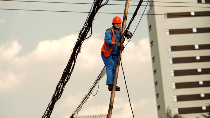 工人高空作业修电缆工人城市里劳动者