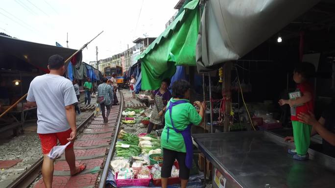 泰国曼谷美功铁路市场商贩收摊