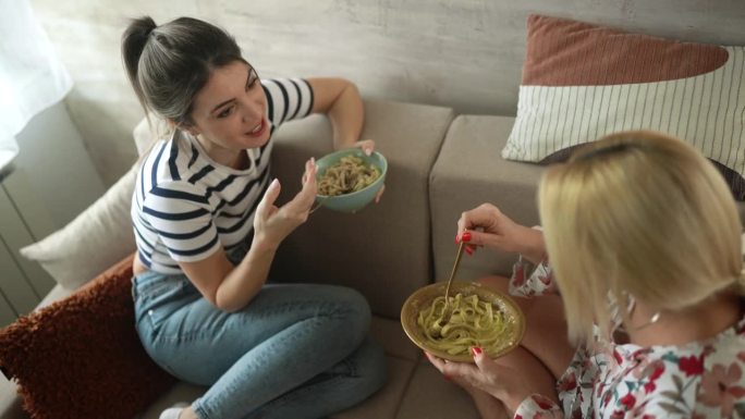 两个女朋友在家里吃午饭。