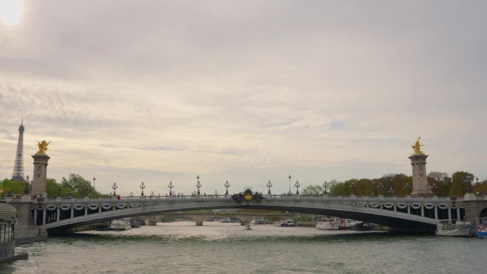塞纳河、亚历山大三世桥和巴黎大皇宫。这是一个阳光明媚的夏日。从沿河航行的船上看到的风景