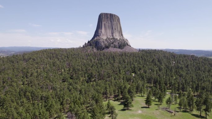 无人机拍摄的魔鬼塔，一个巨大的，巨石，火山坚固的塔，或丘，位于怀俄明州的黑山地区。