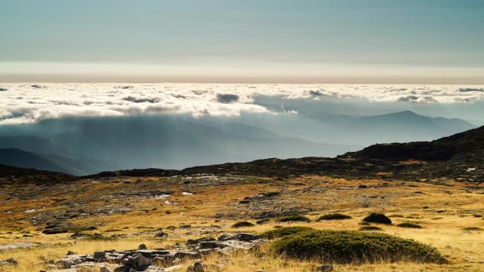 云越过山。Serra da Estrela，葡萄牙。