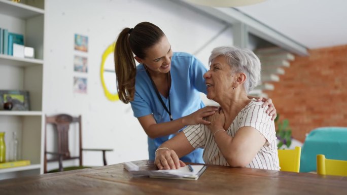 家庭护理保健专业人员拥抱老年病人