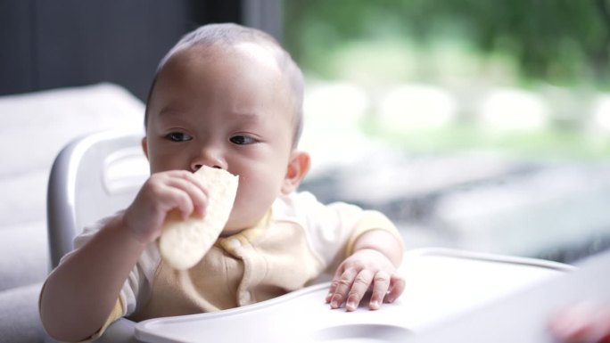 宝宝不喜欢吃东西婴幼儿小孩出生可爱宝贝