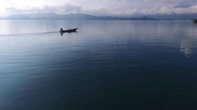 云南泸沽湖水上船游客航拍