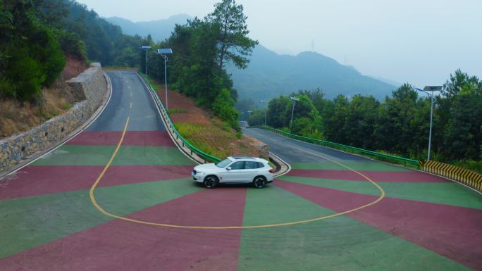 新能源宝马汽车行驶在马路上