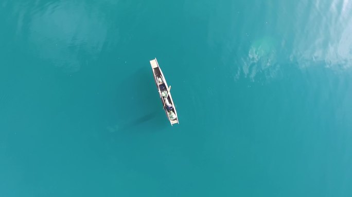 云南泸沽湖水上的船旋转航拍