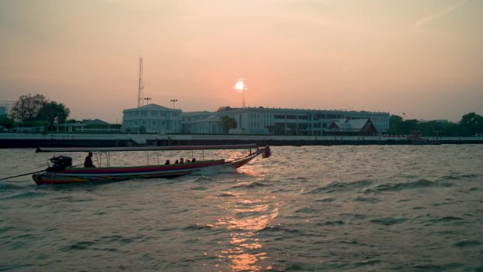 日落时分，美丽的曼谷河滨风光。