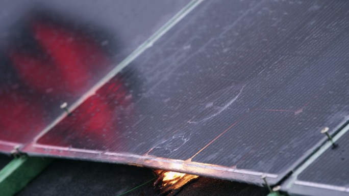 防火太阳能板在受控环境下着火的耐久性测试。点燃电池，加热塑料