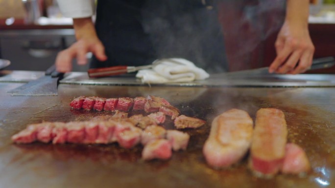 厨师在铁板烧上烹饪神户牛排
