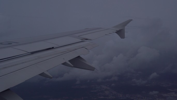 4K飞机窗外 机翼 云层云海 城市 傍晚