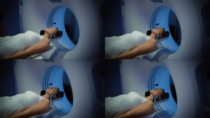 一名女性病人躺在CT或PET或MRI扫描床上，在机器扫描她的身体和大脑时在机器内移动。拥有高科技设备