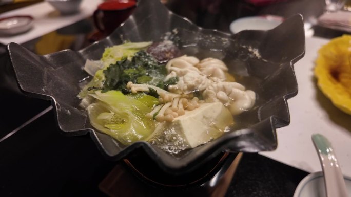 健康的日本食物在高档高档餐厅的餐桌上煮着——慢镜头