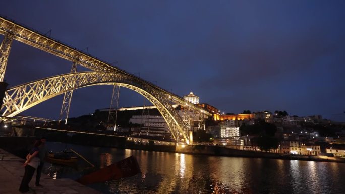 波尔图Dom-Luís大桥的夜景