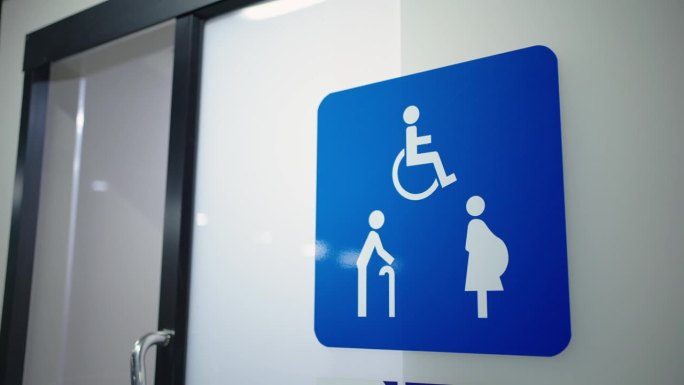 蓝色和白色的现代公共厕所标志。残疾人、孕妇和老人的厕所标志。
