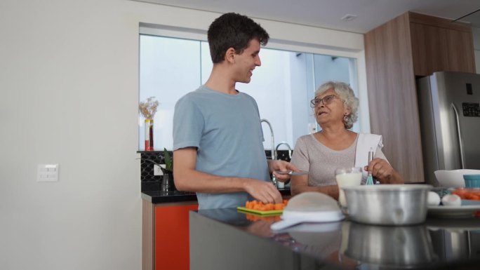 奶奶和孙子在厨房里聊天做饭