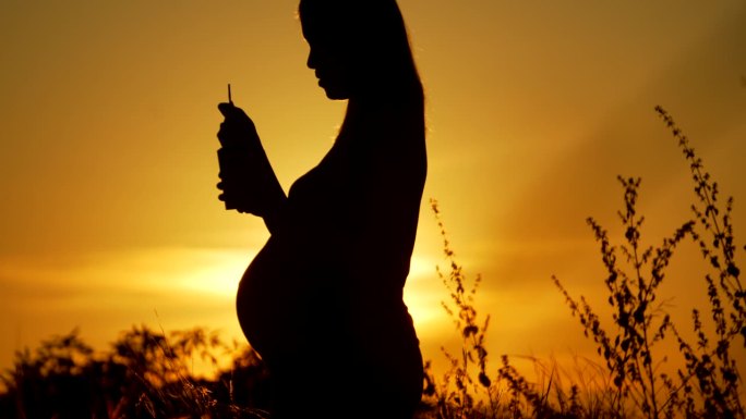 孕妇喝牛奶是她未出生的婴儿的健康食品。