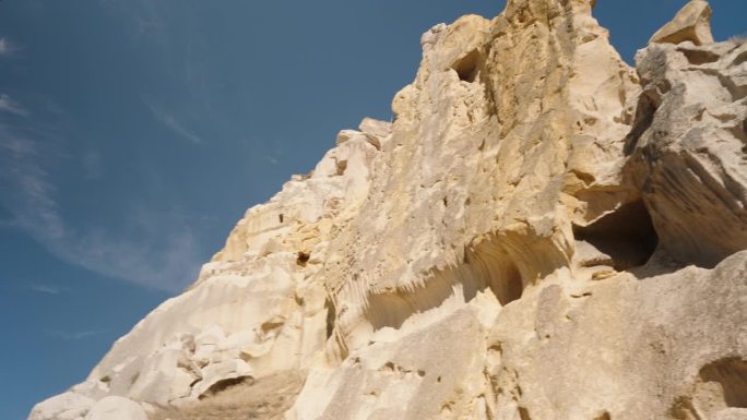 悬崖上雕刻着古人的住所。
