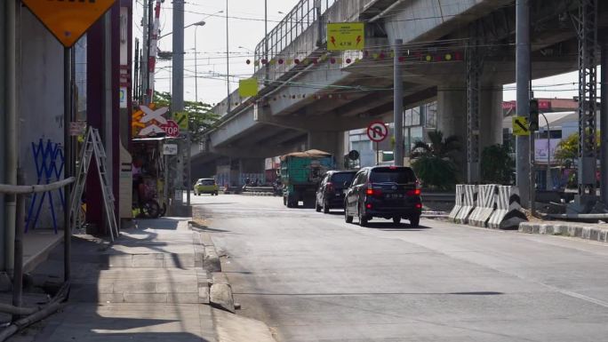 印度尼西亚梭罗——2023年9月11日:梭罗市繁忙的街道状况良好