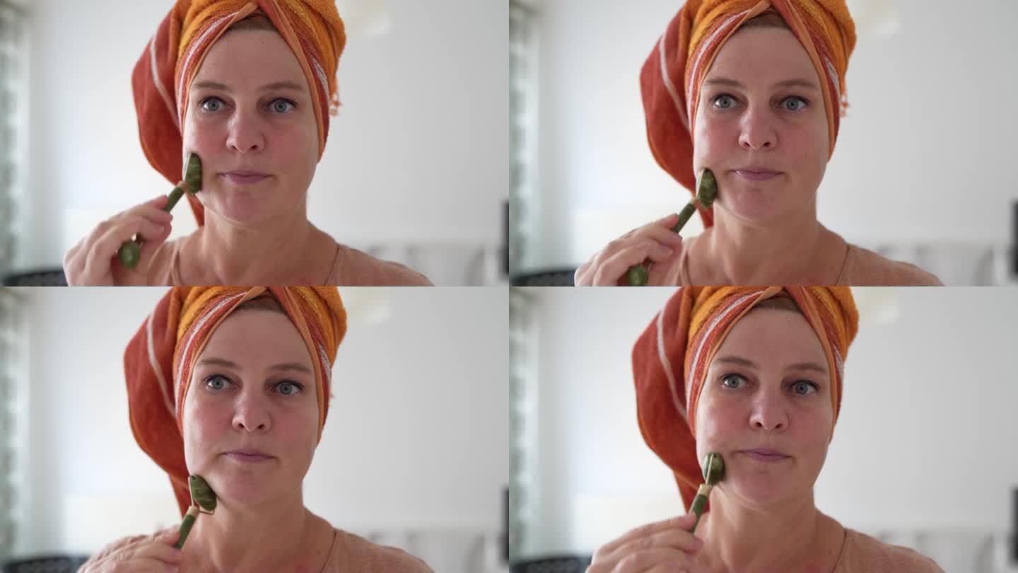 洗完澡后，女人要照顾面部皮肤和湿头发。