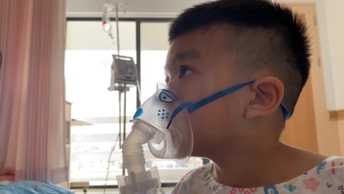 一名儿童正在接受哮喘吸入器治疗。