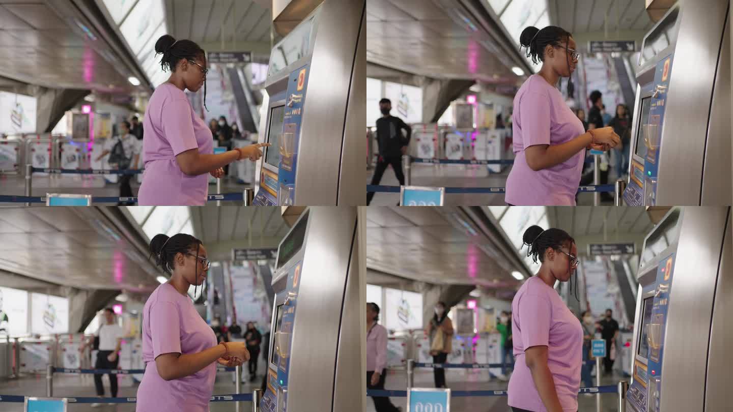 一个黑人妇女在买火车票