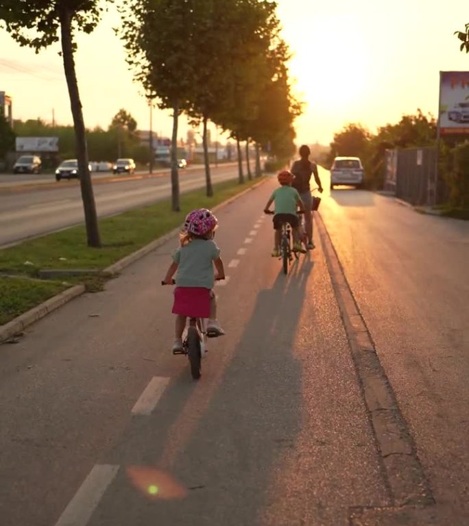 一家人一起骑自行车