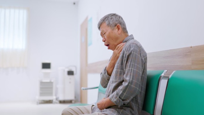 老人在等医生看病老人候诊老年人咽喉炎