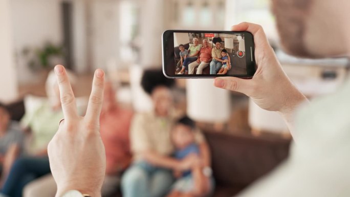 手机屏幕，手或倒计时家庭照片，摄影和记忆照片的家庭纽带，爱和关怀。家，智能手机UI或人计数放松祖父母