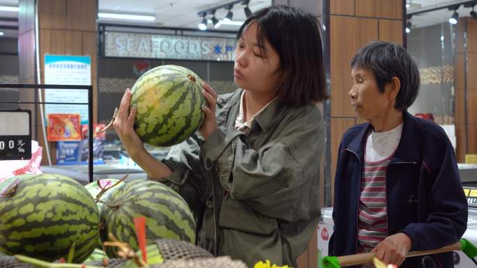 现代化大型超市水果专区挑选苹果龙眼西瓜枣