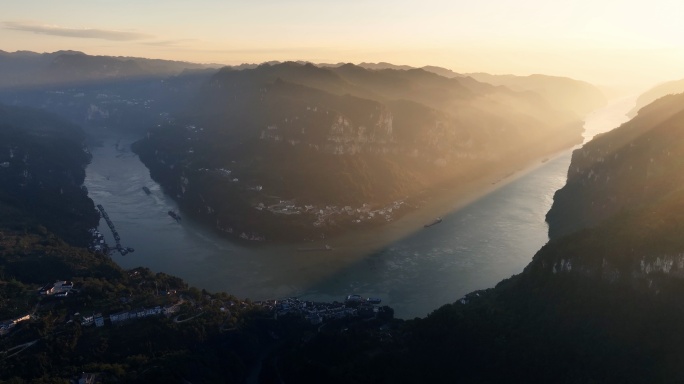 长江三峡西陵峡日出航拍