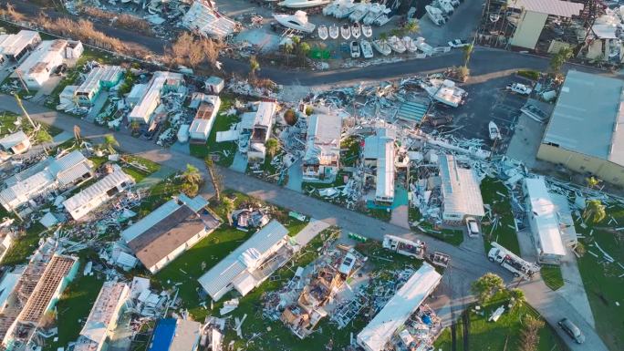 被飓风伊恩摧毁的房屋位于佛罗里达州郊区的活动房屋住宅区。自然灾害的后果