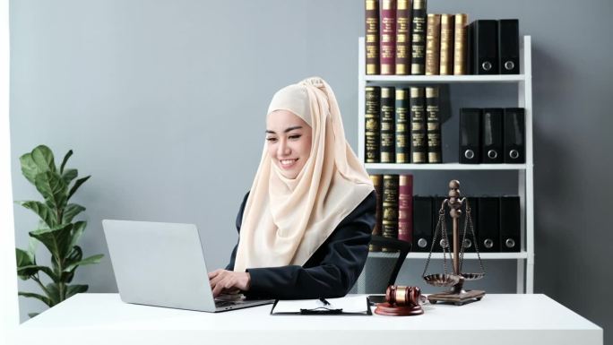 穆斯林律师或律师讨论合同协议。成功的商界女性都有相应的合同来保护它，在办公室里签署一些适度的协议