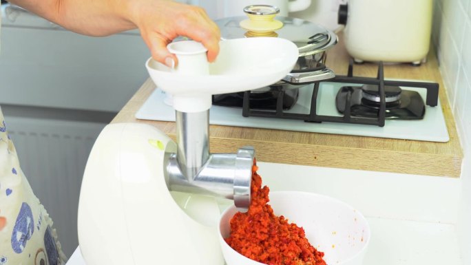 用绞肉机把红辣椒磨碎。