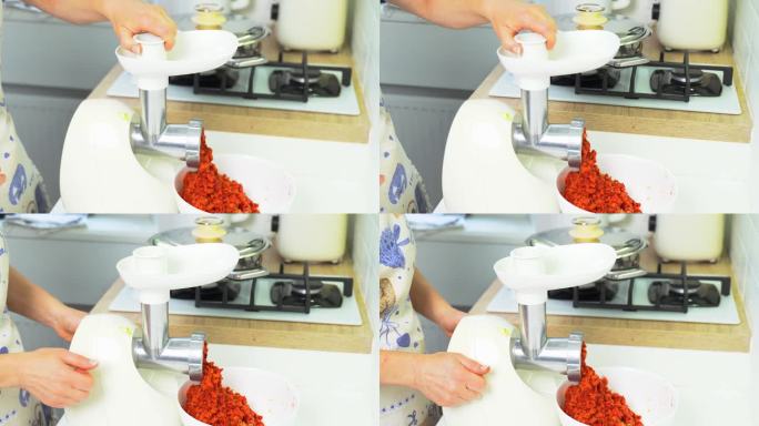 用绞肉机把红辣椒磨碎。