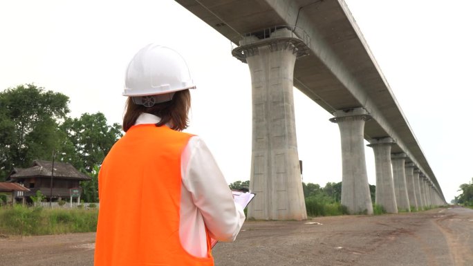 土木工程师检查收费公路桥梁结构