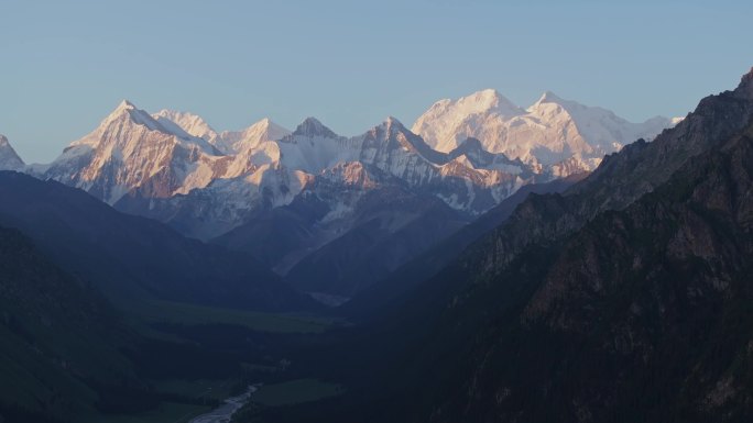 航拍新疆伊犁夏塔景区日照金山