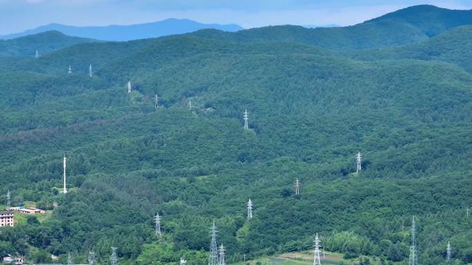 公路群山里面的高压电传输塔