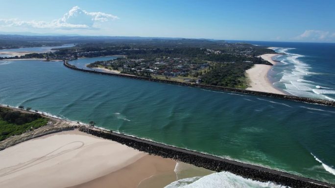 里士满河从南贝利纳海滩-南和北海堤在贝利纳，新南威尔士州，澳大利亚。——空中