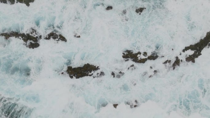 危险的海浪-高空无人机拍摄。海浪冲击岩石的静态图片。动态白水。
