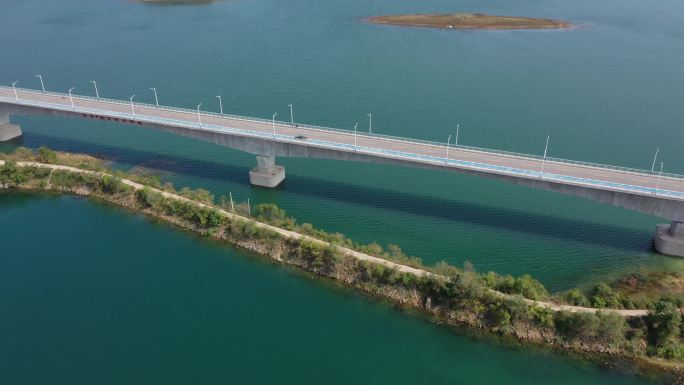 航拍湖北荆门漳河水库环库公路大桥