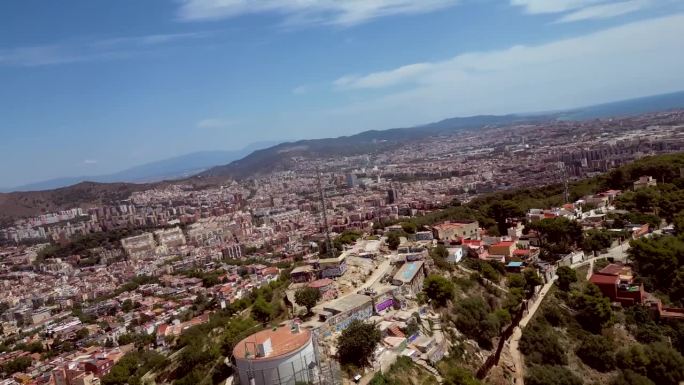 一架电影式的空中无人机拍摄了巴塞罗那的城市景观。
