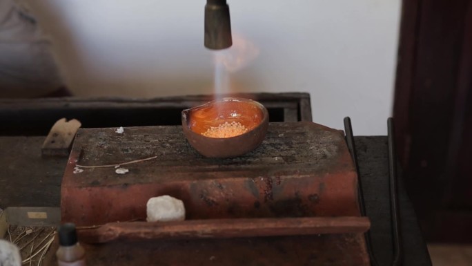 传统的银质锻炉用喷灯熔化