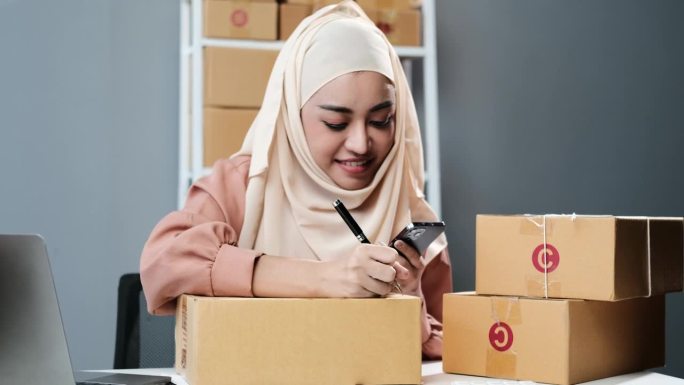美丽的穆斯林妇女在家网上销售，企业主，创业小生意的概念